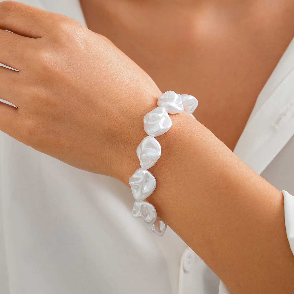 Christmas Fashion Bracelets For Women New Vintage Irregular Imitation Pearl Heart Pendant Gold Color Jewelry Gift For Women B00 XJ250707