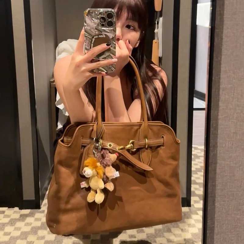 Vintage Genuine Leather Tote Bag Large Capacity Commuter Reliable Shoulder Handbag for Women Fancy Carry Ladies Bag B250618