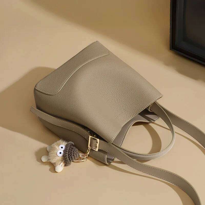 Genuine leather women's fashionable crossbody commuting versatile bucket light one-shoulder handbag bag