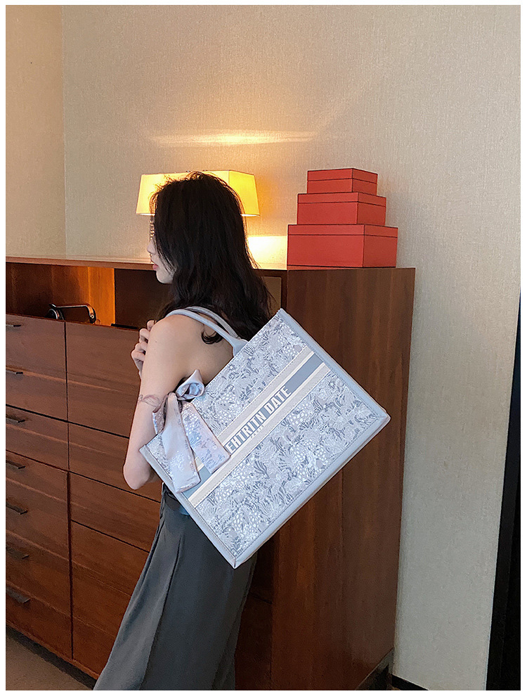 Free Shipping 2025 New Designer Bag Outdoor Beach Bag Large Capacity Embroidered Handbag High-quality Commuting Handbag High-end Trendy Women's S