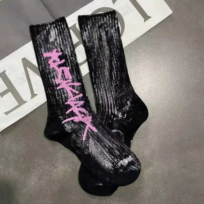 Fashion Mens Sports Socks Cotton Soft Breathable Summer Winter Versatile Mens Socks. Letter Graffiti Personalized Socks Z250610