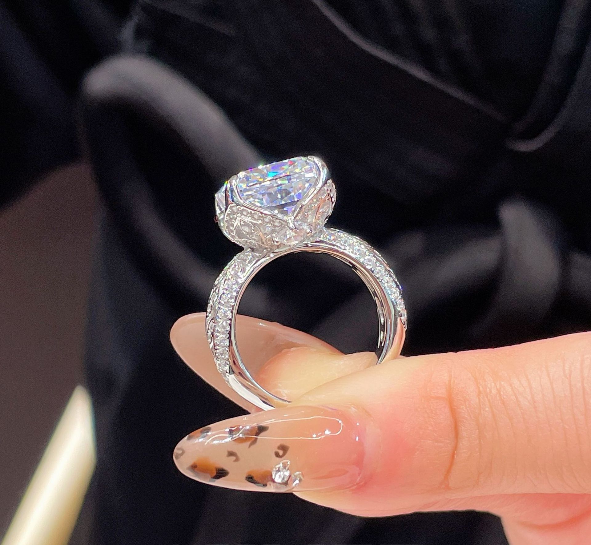 Choucong Gorgeous Wedding Rings Luxury Jewelry 925 Sterling Silver Ice Cut White Lab Moissanite Diamond Sparkling Eternity Party Women Engagement Band