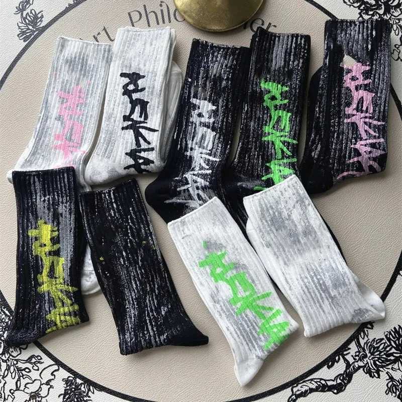 Fashion Mens Sports Socks Cotton Soft Breathable Summer Winter Versatile Mens Socks. Letter Graffiti Personalized Socks Z250610