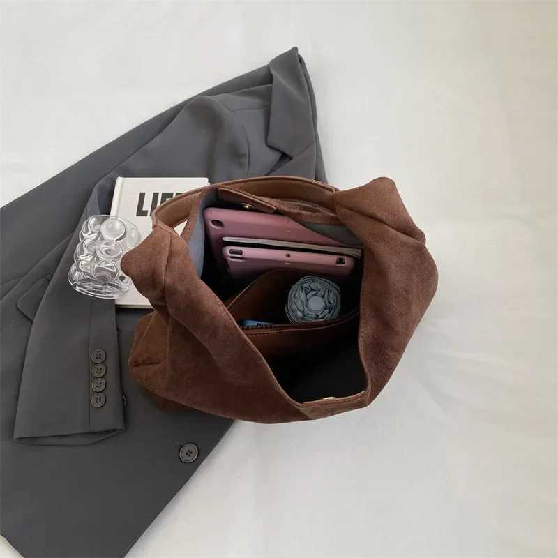 Autumn and Winter Vintage Womens Bag Large Capacity Suede Shoulder Bag Solid Color Simple Casual Commuter Bag Retro Handbags XJ250610