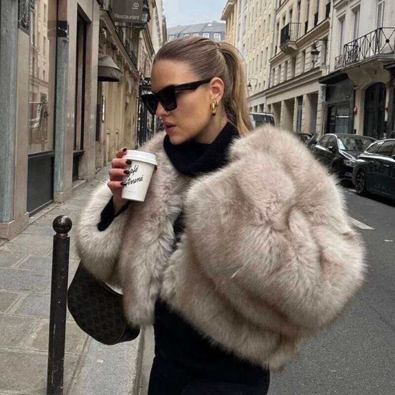 Iconic Street Fashion Week Brand Gardient Cropped Faux Coat Women Winter 2024 Hot Cool Girls Fluffy Short Fur Jacket