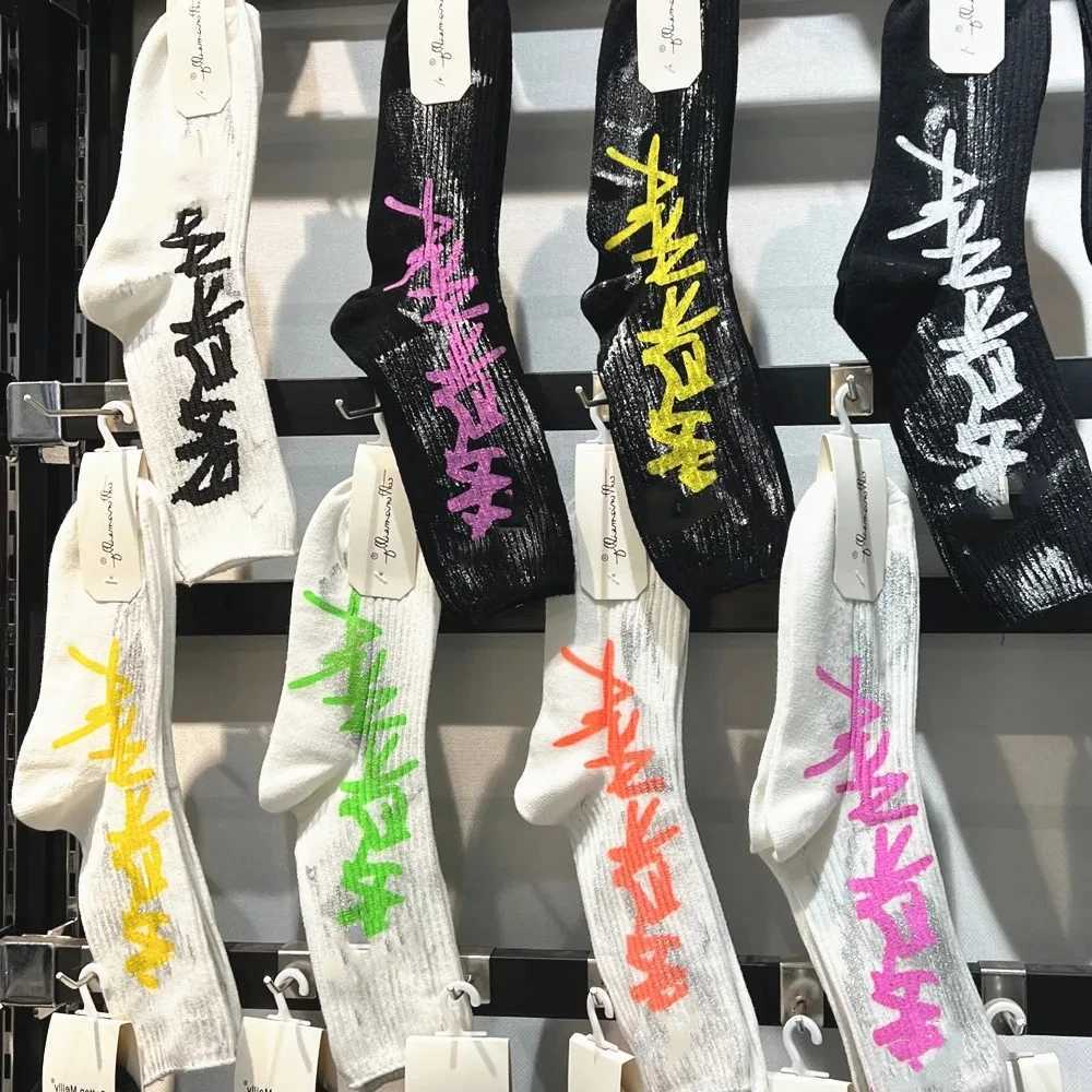 Fashion Mens Sports Socks Cotton Soft Breathable Summer Winter Versatile Mens Socks. Letter Graffiti Personalized Socks Z250610