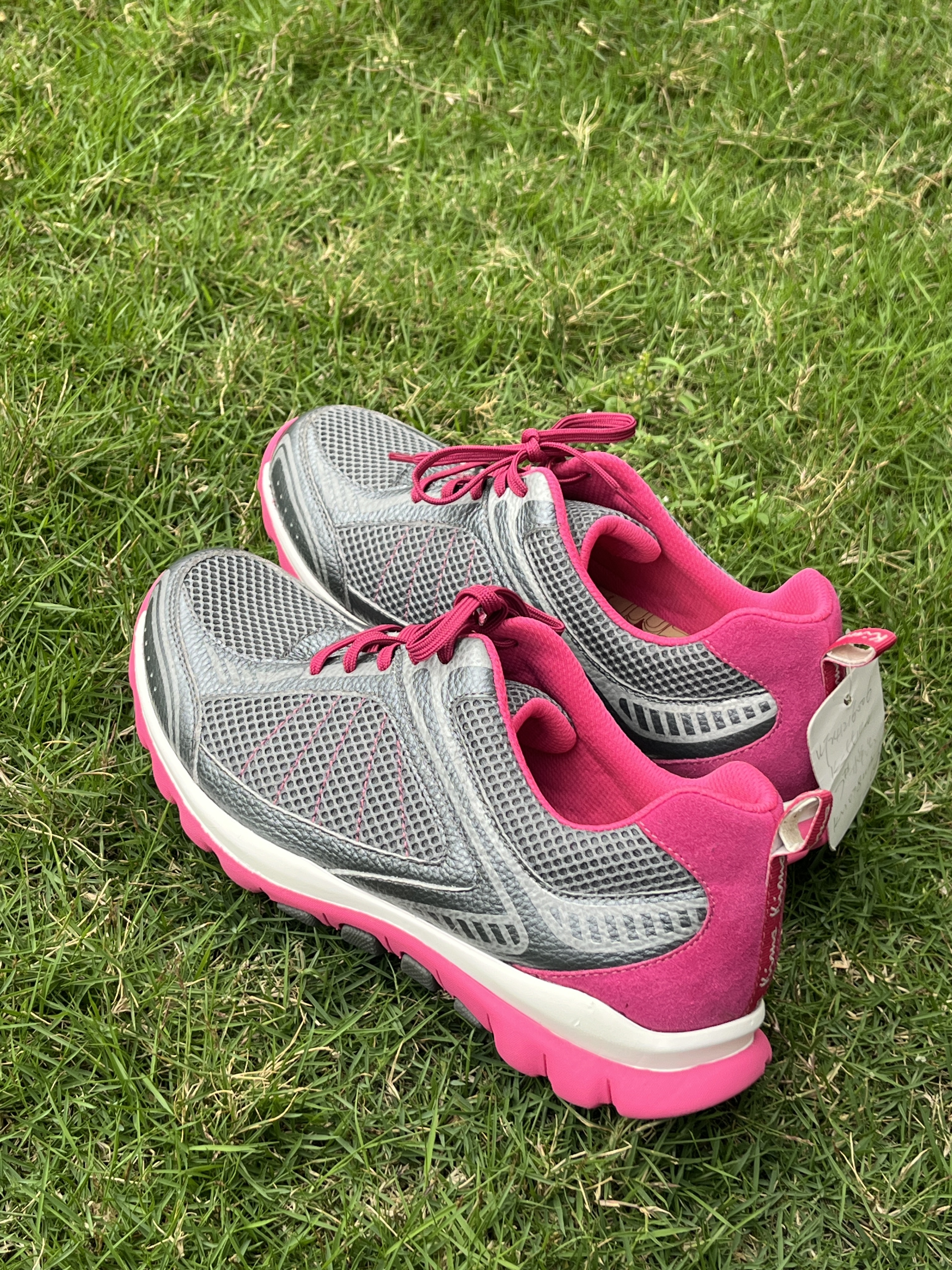 Women's Lightweight Breathable Running Shoes with Pink Accents - grey & Pink Okimoz