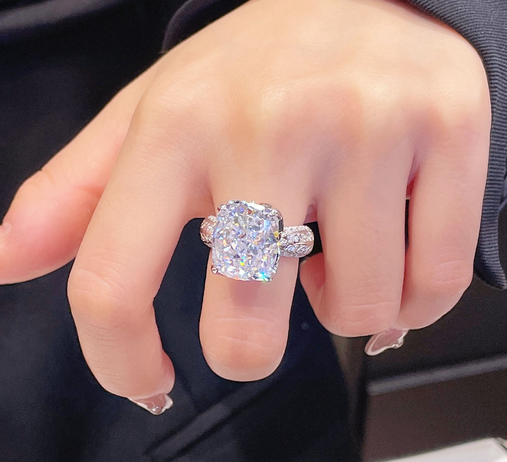 Choucong Gorgeous Wedding Rings Luxury Jewelry 925 Sterling Silver Ice Cut White Lab Moissanite Diamond Sparkling Eternity Party Women Engagement Band