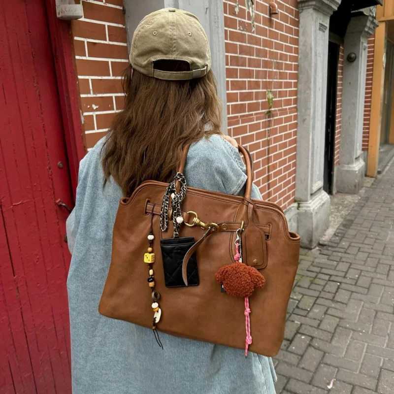 Vintage Genuine Leather Tote Bag Large Capacity Commuter Reliable Shoulder Handbag for Women Fancy Carry Ladies Bag B250618