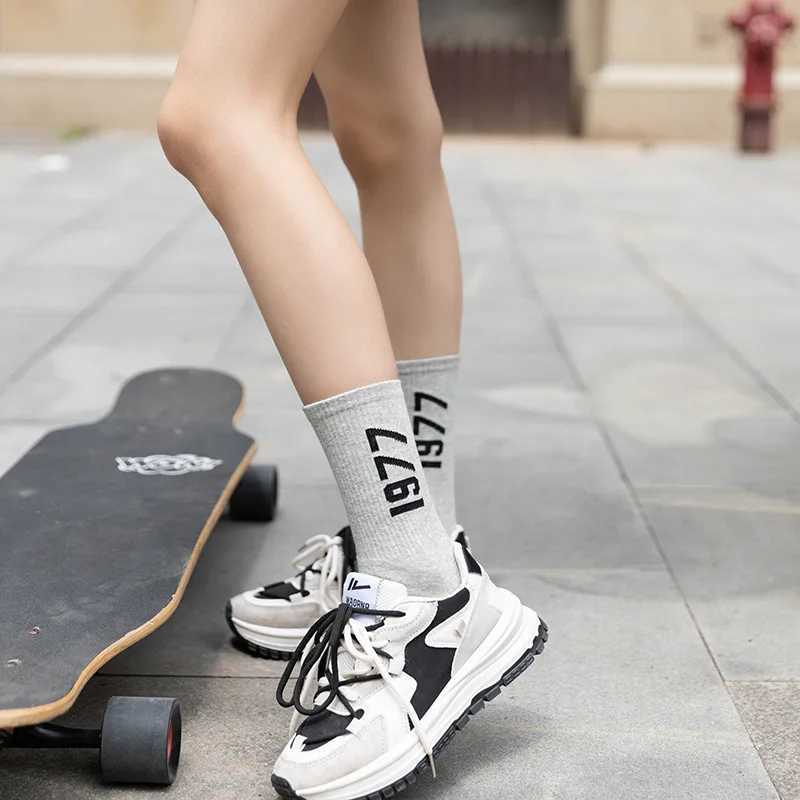 4 Pairs Hip Hop Socks Men Women Cotton Skateboard Socks Fashion Alphabet Gift Couple Casual Breathable Sports Luxury Socks 38-45 Z250610