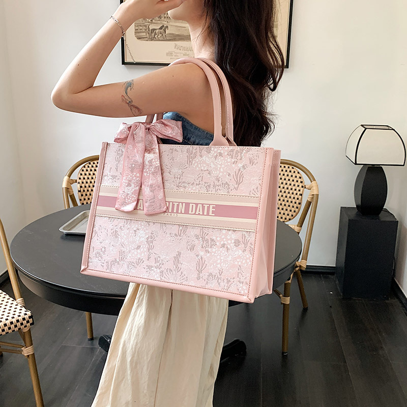 Free Shipping 2025 New Designer Bag Outdoor Beach Bag Large Capacity Embroidered Handbag High-quality Commuting Handbag High-end Trendy Women's S
