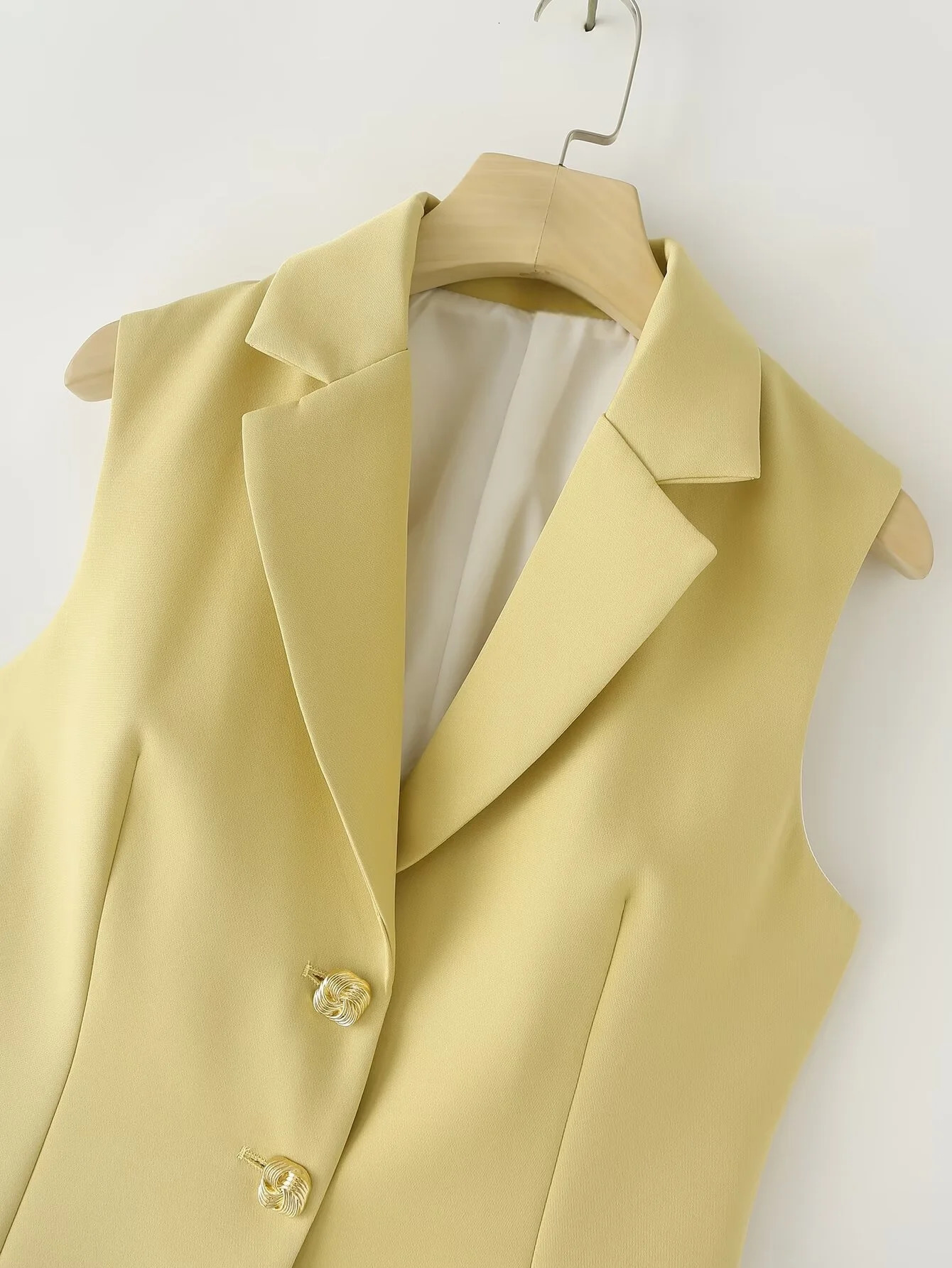 RARA Womens Casual Commuting style Sleeveless Blazer Vest with Metal Button Decoration Stylish and Practical 250610