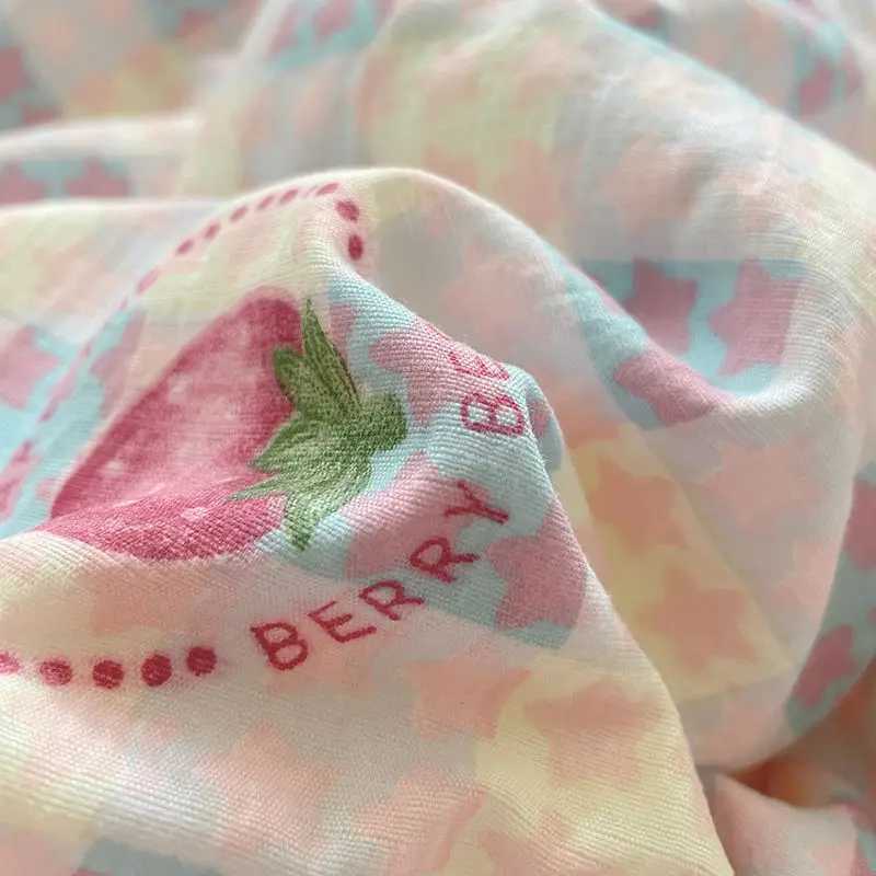Ins Girls Strawberry Bedding Sets 2025 New Queen Size Bed Sheet Set Duvet Cover Set With case No Filling Y250611