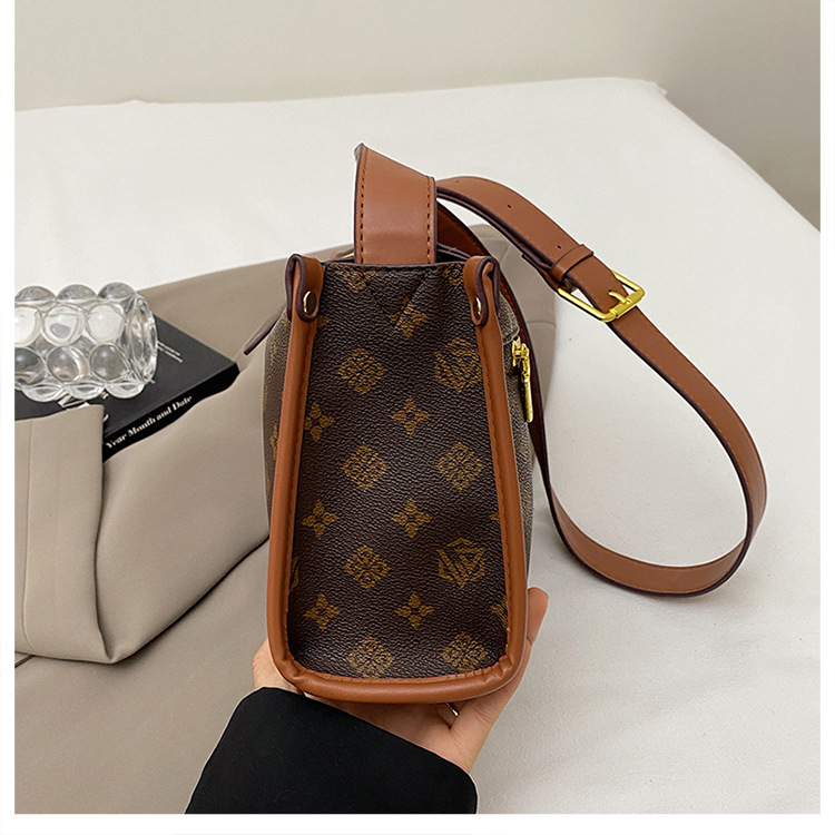 Free shipping fashion women's bag 2025 new design retro printed shoulder bag versatile casual crossbody bag hot sale