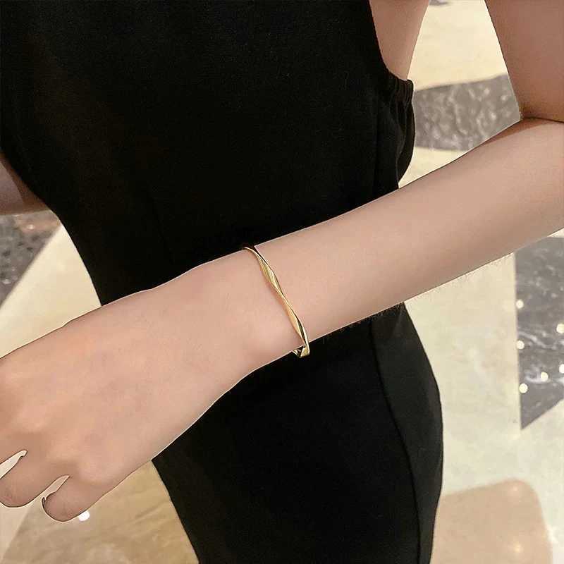 Personalized Classic Premium Retro Twisted Gold Color Metal Bracelet Women New Trend Girls Unusual Jewelry Gift Accessories XJ250707