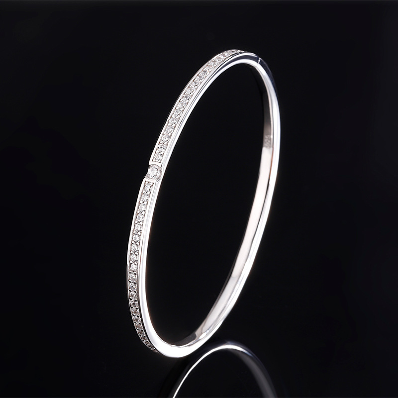 Sophisticated Ladies' Ornament Featuring Lustrous Stones Set into Versatile Chains An Allure at Formal Gatherings