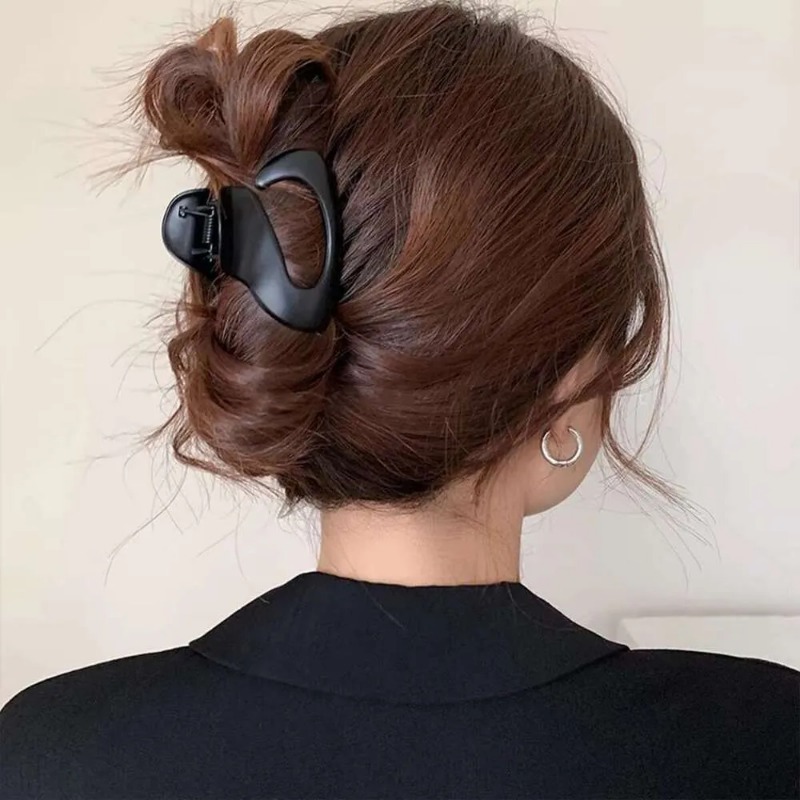 Stylish Japanese Aesthetic Fine Artwork Shark-Hair Clasp Elegantly Adorning Your Tresses