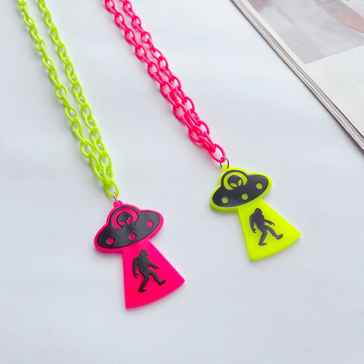 Choker 3PCS/LOT Y2K hip-hop Rock Contrast Fluorescent Alien Pendant Long sweater Chain Necklace Women's Accessories