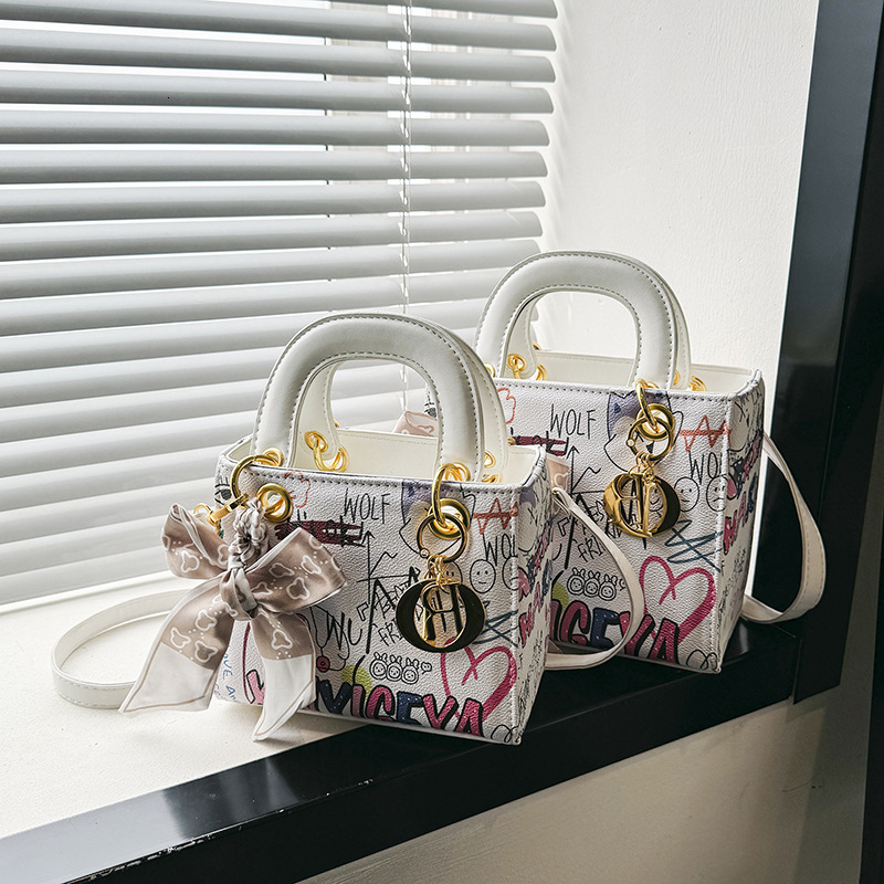 Free Shipping 2025 New Designer Bag Graffiti Bear Fresh Fashion Multi Functional Handbag Exquisite Practical Wallet High Quality Shoulder Bag