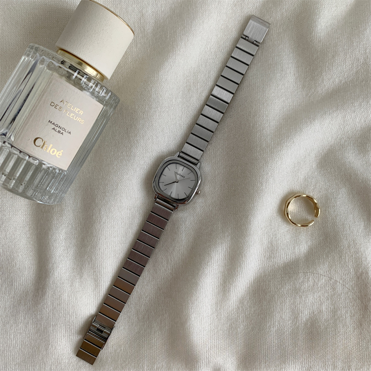 Quartz Accurate Females' College Student Wristwatch Featuring a Minimalist Design & Adjustable Strap