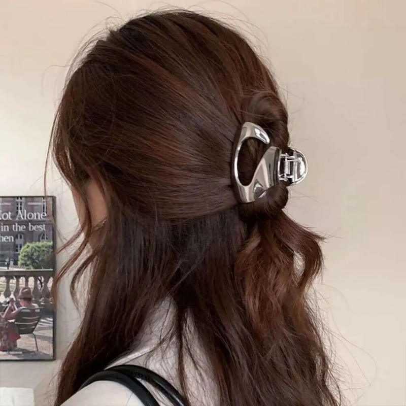 Stylish Japanese Aesthetic Fine Artwork Shark-Hair Clasp Elegantly Adorning Your Tresses