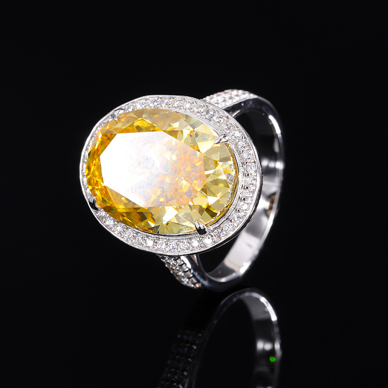Opulent Bridal Accessory Eye-catching Ice-Cut Necklace Featuring a Massive Central Gemstone