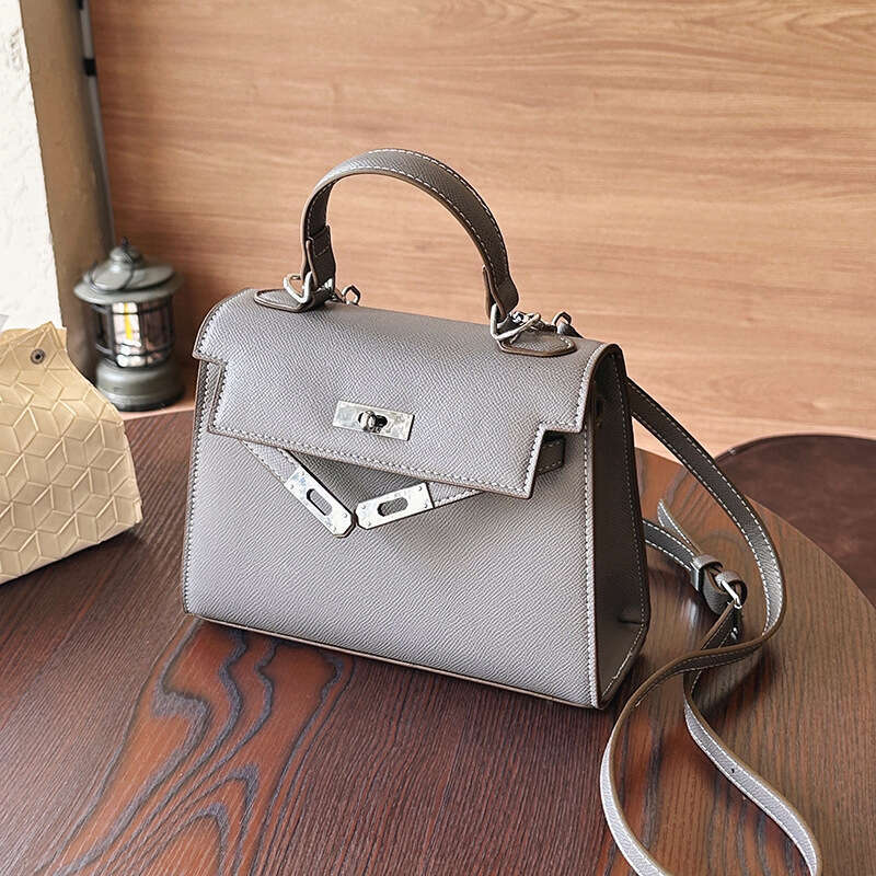 2025 New Fashion Casual Handbag High-end Niche Design Trendy Stylish Versatile Commuter Shoulder Bag