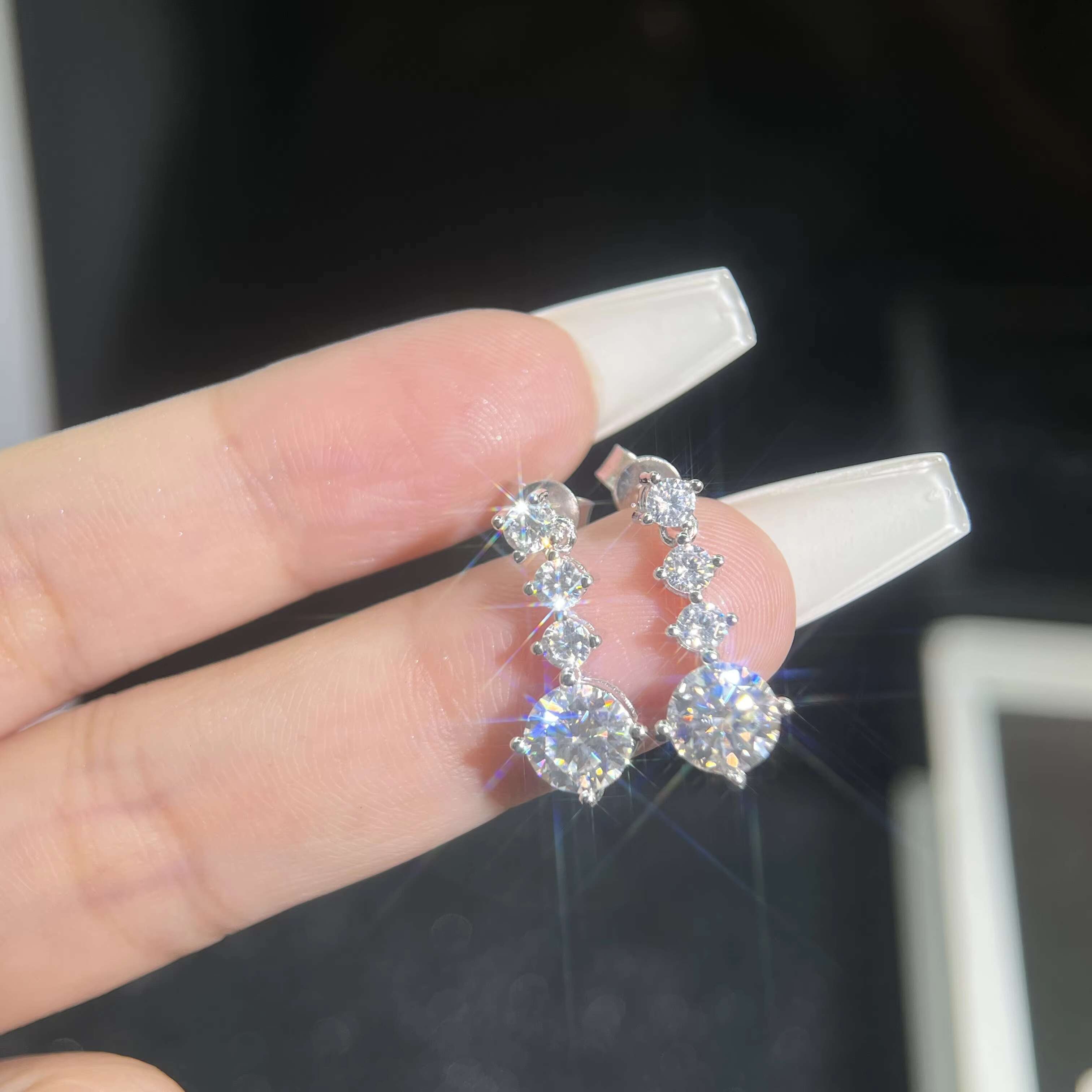 Luxury vvs 1.0ct 2.0ct Full Moissanite Diamond Dangle Huggie Wedding Earring for Women 18k White Gold Plate S925 Silver Jewelry