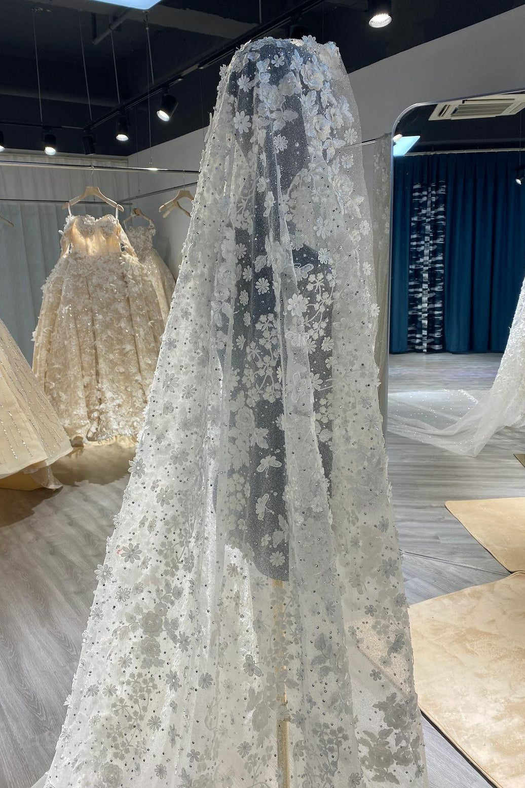 Headdress Elegant Wedding Veils One Layer Tulle Appliques Lace Flowers Headscarf White Ivory Bridal Veil Customized Length Veils V2418