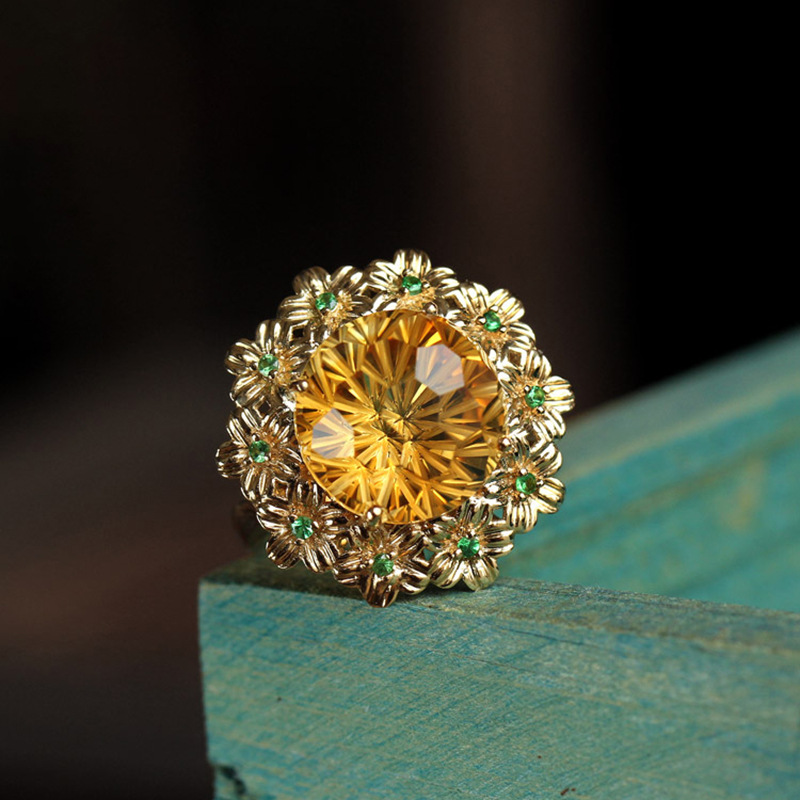 Elegant Cluster Design: Floral-Themed Jewelry with Premium 18k Yellow Gold