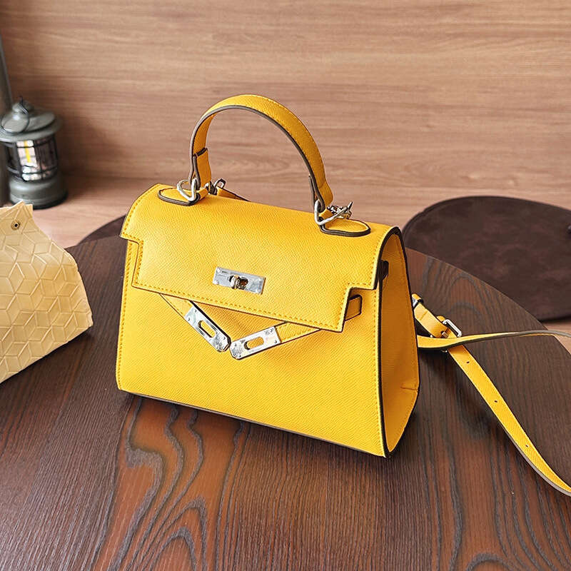 2025 New Fashion Casual Handbag High-end Niche Design Trendy Stylish Versatile Commuter Shoulder Bag