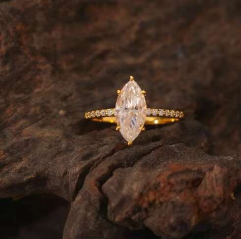 S925 Silver Moissanite Ring Is a Hot Sale on the Independent Website. Its a Simple and Classic Moissanite Ring