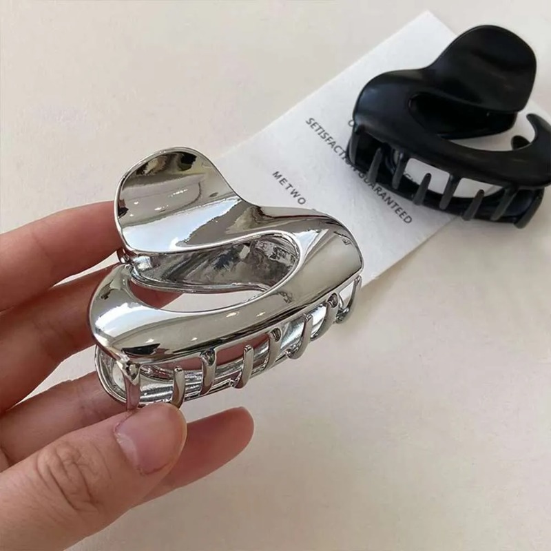 Stylish Japanese Aesthetic Fine Artwork Shark-Hair Clasp Elegantly Adorning Your Tresses