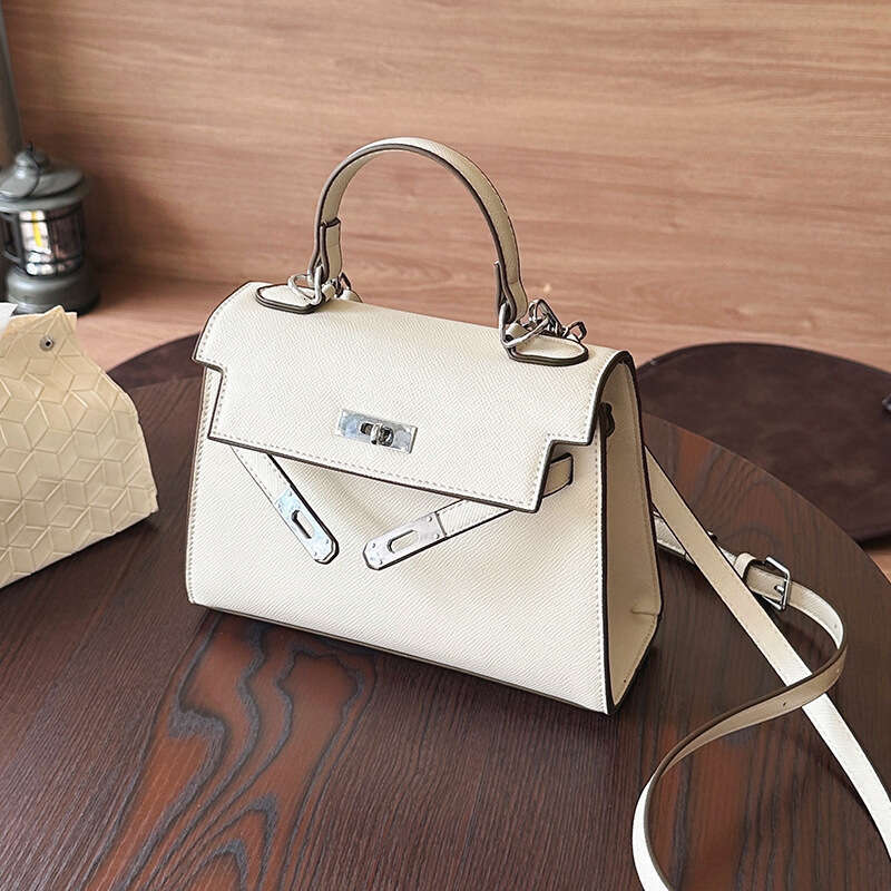 2025 New Fashion Casual Handbag High-end Niche Design Trendy Stylish Versatile Commuter Shoulder Bag