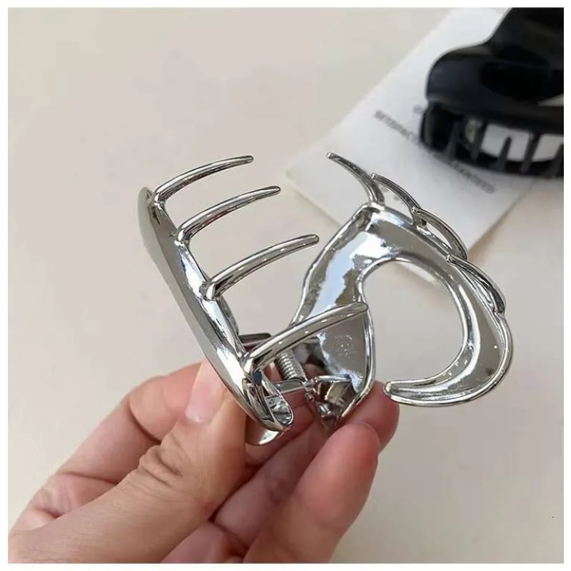 Stylish Japanese Aesthetic Fine Artwork Shark-Hair Clasp Elegantly Adorning Your Tresses