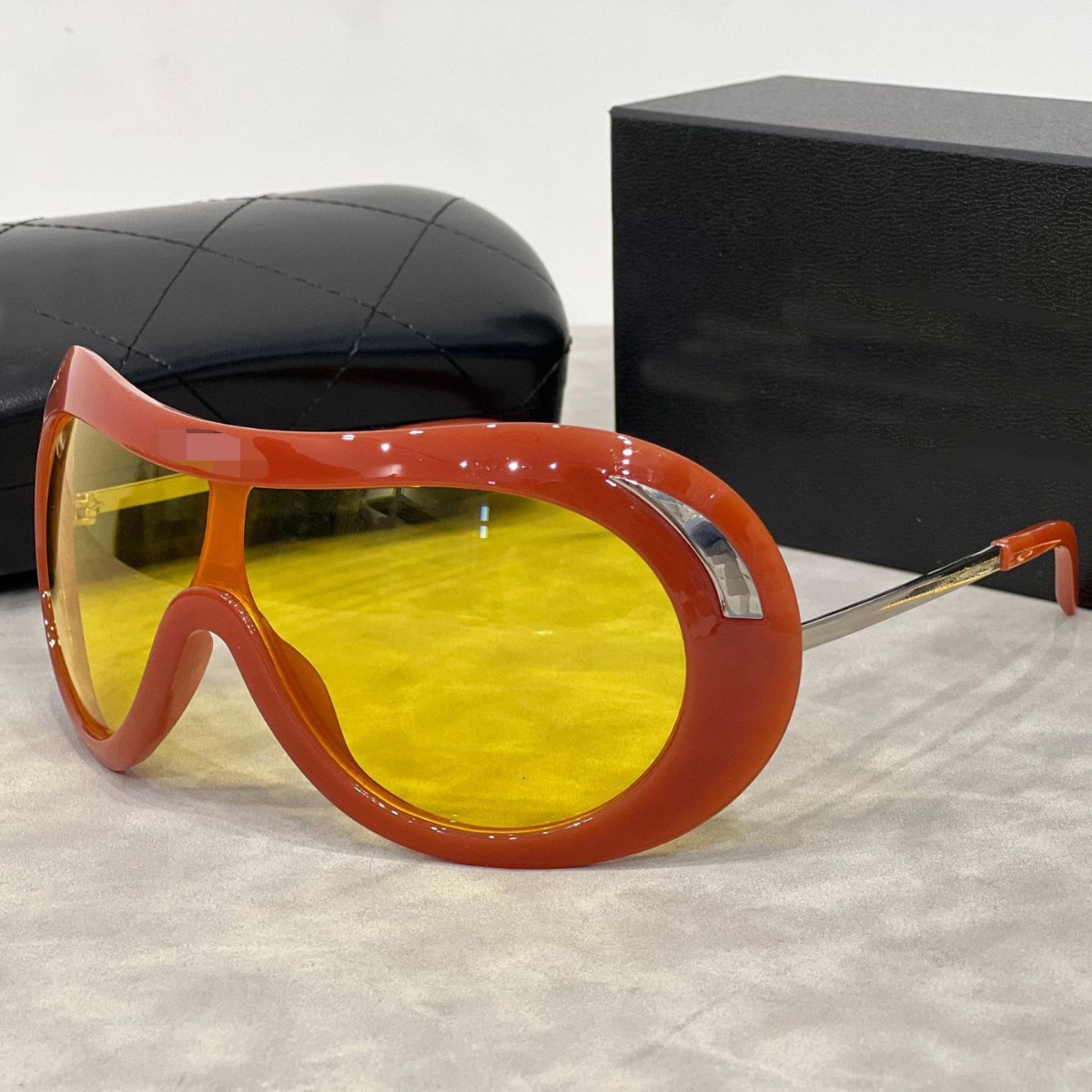 New high-quality designer large-frame one-piece full-letter fashionable sunglasses for women, with a sense of high-end sun protection, trendy and personalized s