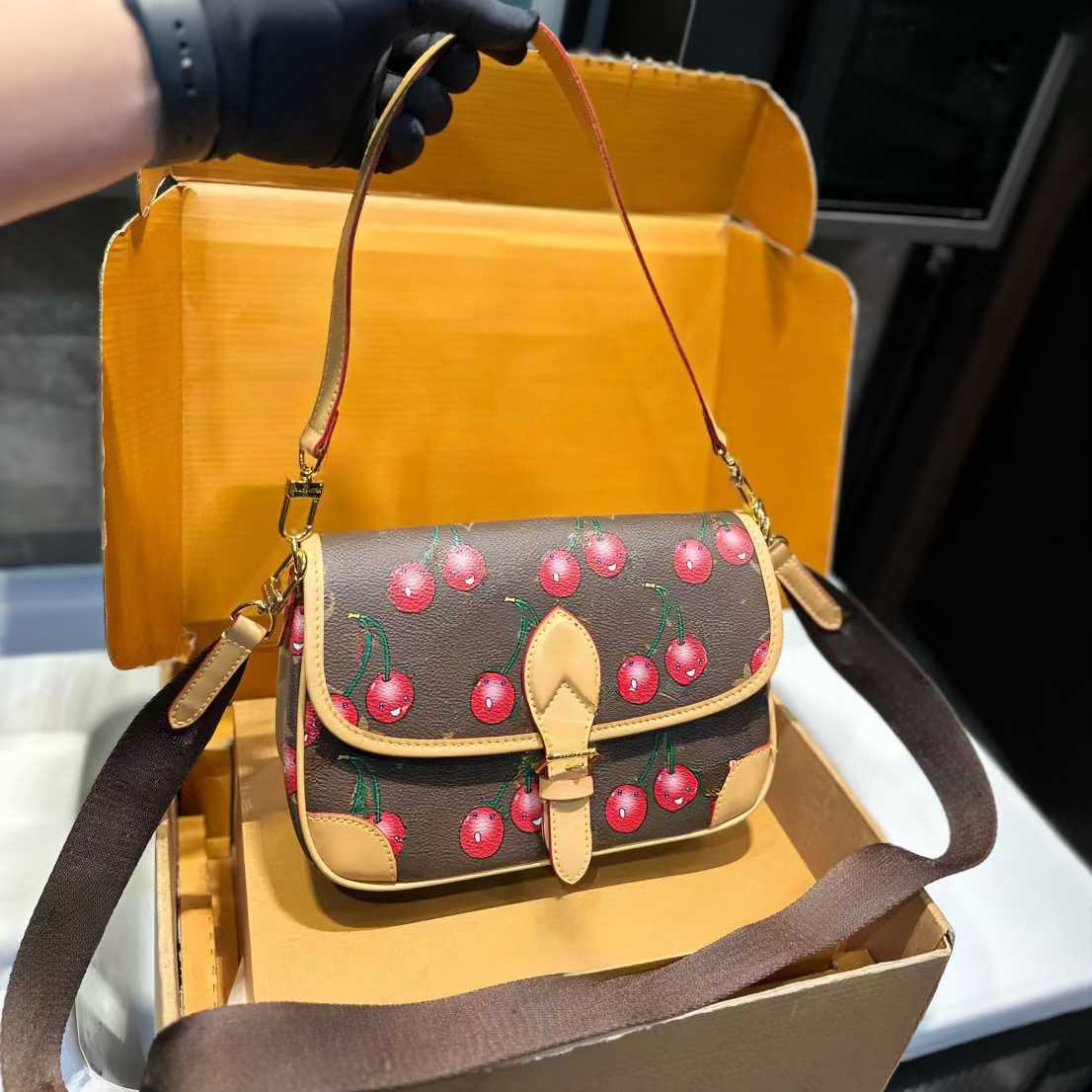 Murakami Bag Womens Shoulder Bags Desinger Tote Bag Vintage Cherry Trendy Cherry Bags Denim Handbag Wallets Purse Messenger Chain Bag Crossbody Bag 72C