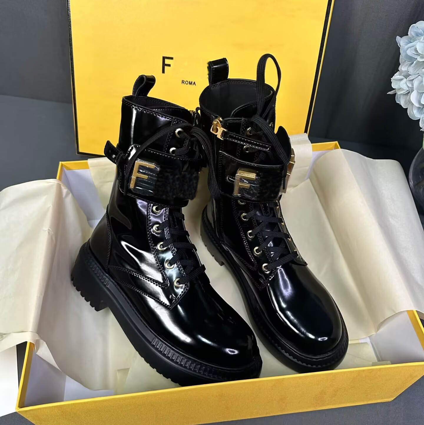 2025 Parisian designer shoes women's long boots autumn and winter women's lace-up low-heeled thick-soled ankle boots women's knight boots women's luxury Martin boots