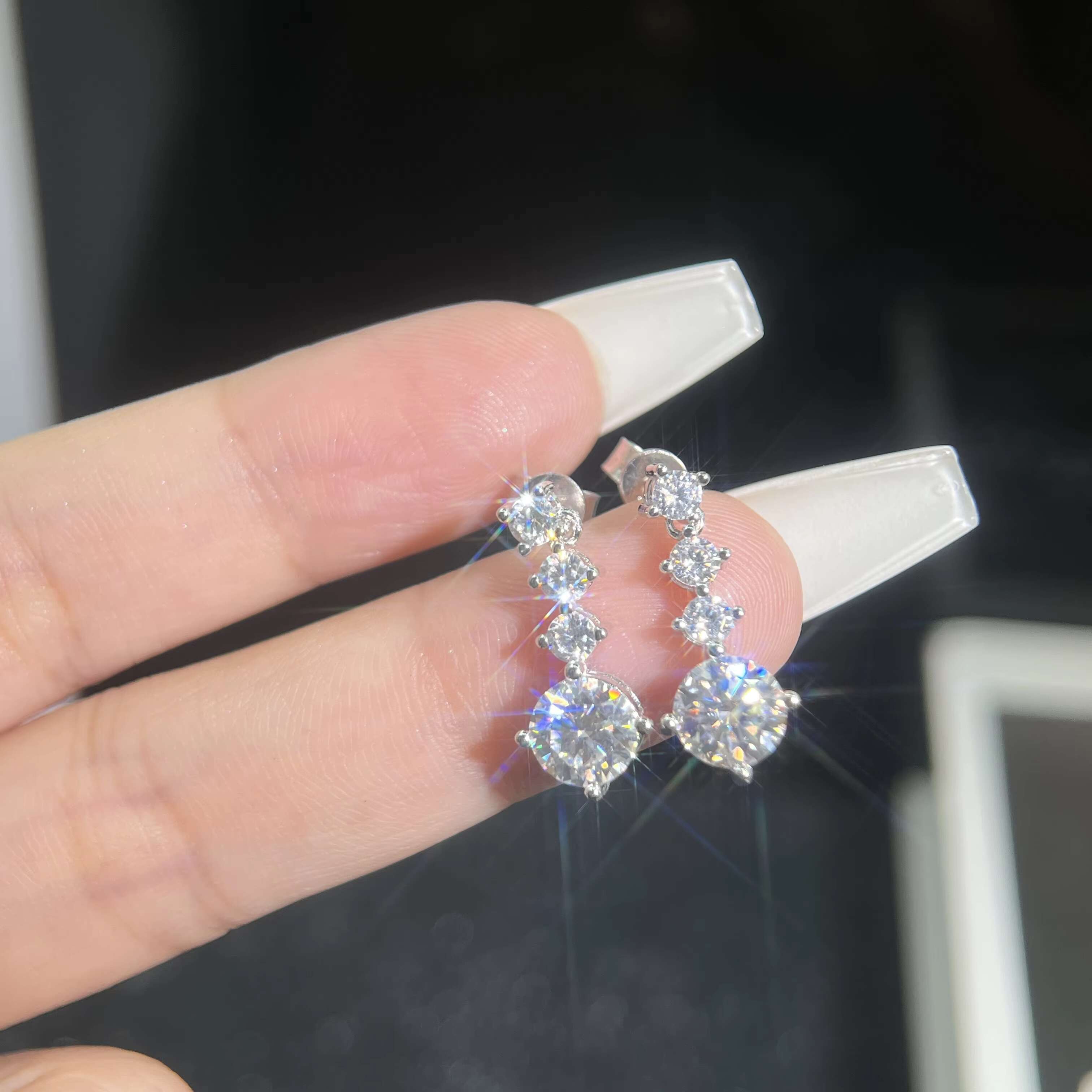 Luxury vvs 1.0ct 2.0ct Full Moissanite Diamond Dangle Huggie Wedding Earring for Women 18k White Gold Plate S925 Silver Jewelry
