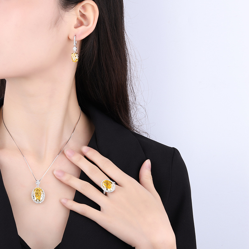 Opulent Bridal Accessory Eye-catching Ice-Cut Necklace Featuring a Massive Central Gemstone