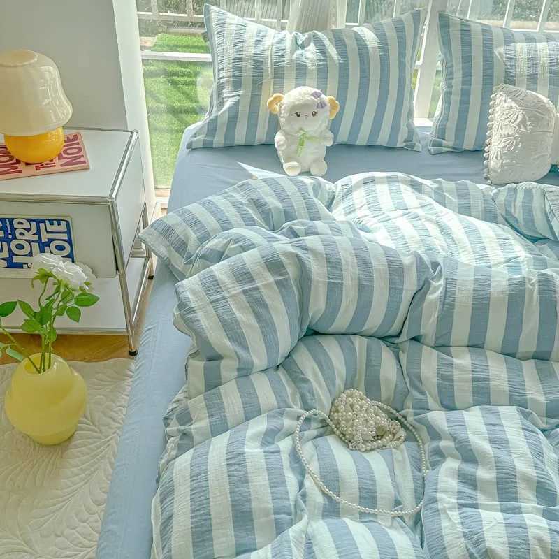 Lightweight Hotel Luxury Duvet Cover 4Pcs Blue White Vertical Stripes Ultra Soft Breathable Comforter Cover Bed Sheet case Y250611