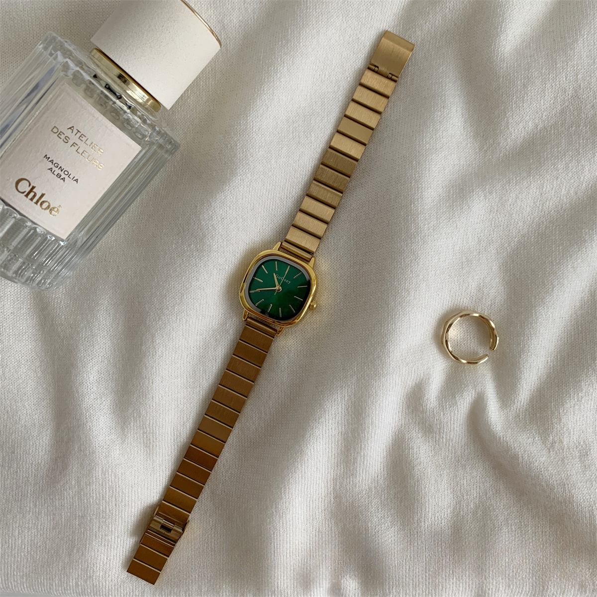 Quartz Accurate Females' College Student Wristwatch Featuring a Minimalist Design & Adjustable Strap