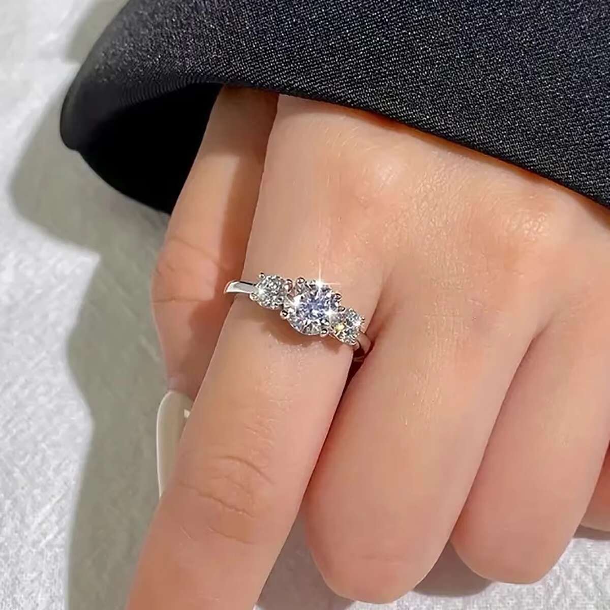 Huitan S925 OEM Luxury Brilliant Round Cubic Zirconia Couple Rings Bridal Wedding CZ Rings for Women Jewelry 925 Sterling Silver