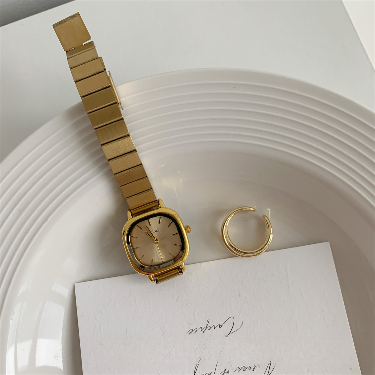 Quartz Accurate Females' College Student Wristwatch Featuring a Minimalist Design & Adjustable Strap