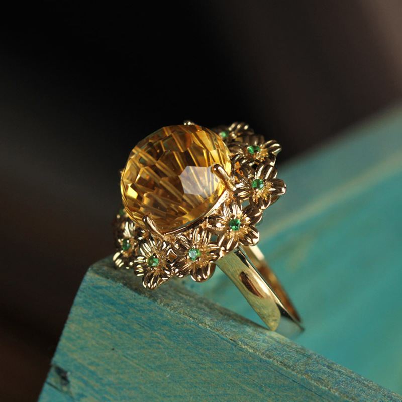 Elegant Cluster Design: Floral-Themed Jewelry with Premium 18k Yellow Gold