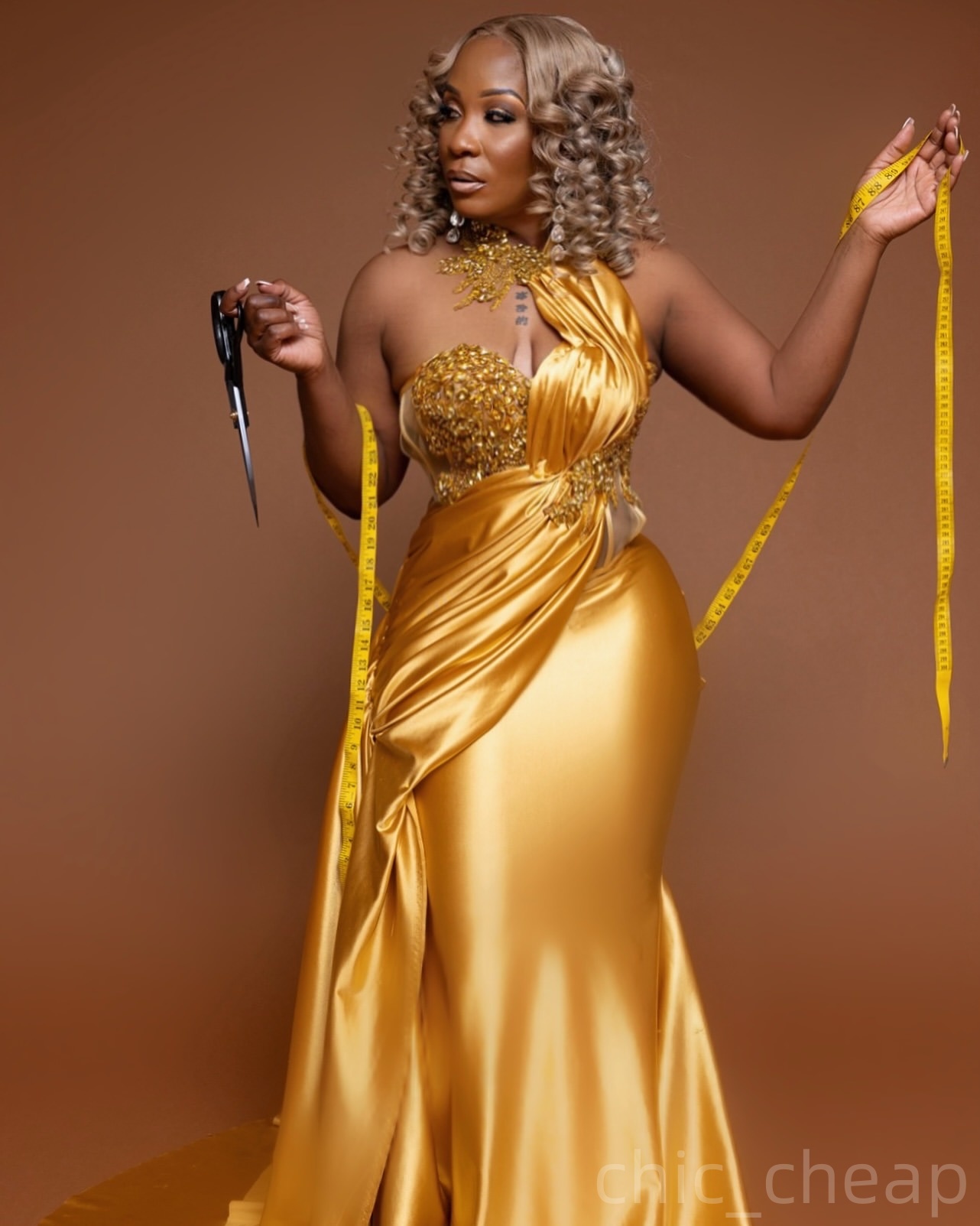 Gold Mermaid Prom Dresses 2025 Beaded Crystals Satin Halter Charming Evening Formal Party Second Birthday Engagement Gowns Plus Size Dress For Special