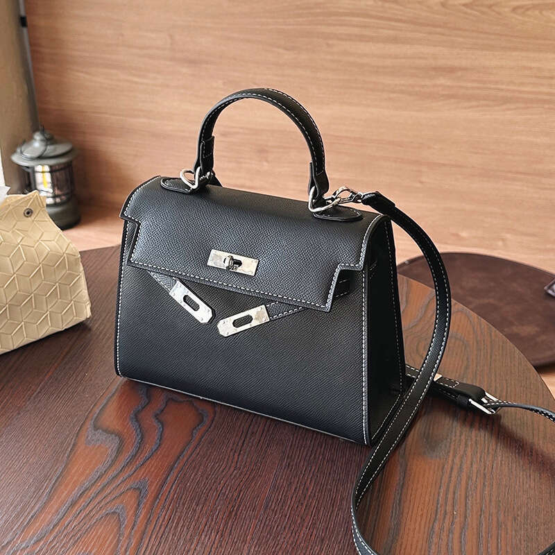 2025 New Fashion Casual Handbag High-end Niche Design Trendy Stylish Versatile Commuter Shoulder Bag