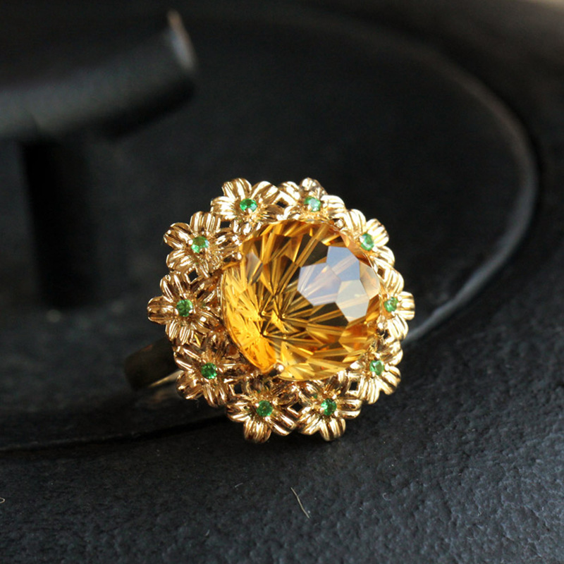 Elegant Cluster Design: Floral-Themed Jewelry with Premium 18k Yellow Gold