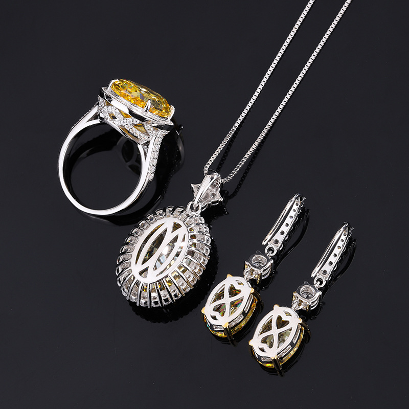 Opulent Bridal Accessory Eye-catching Ice-Cut Necklace Featuring a Massive Central Gemstone