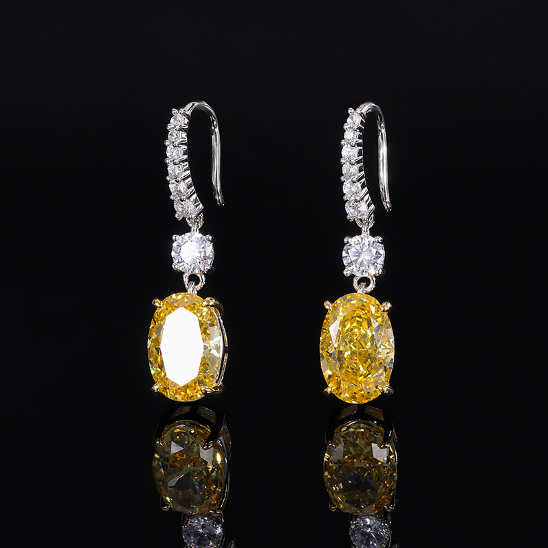 Opulent Bridal Accessory Eye-catching Ice-Cut Necklace Featuring a Massive Central Gemstone